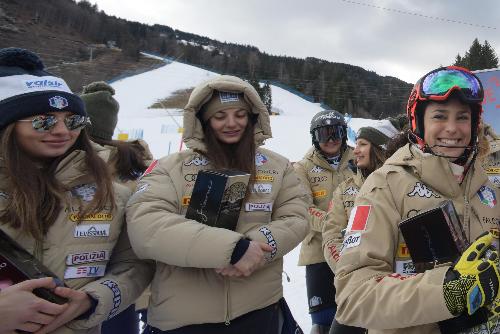 Federica Brignone (prima a destra) sorridente assieme alle compagne di squadra della Nazionale di sci alpino in allenamento a Tarvisio in vista delle gare di Coppa del Mondo - Tarvisio, 12 febbraio 2020